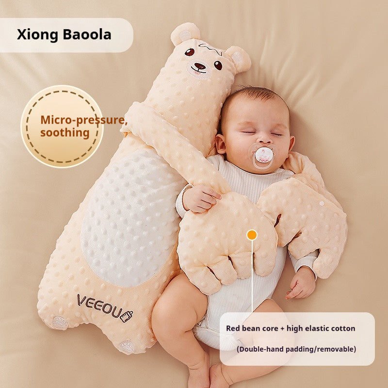 Baby sleeping with a soft bear-shaped pillow on a beige background, featuring the brand 'Xiong Baoola'.